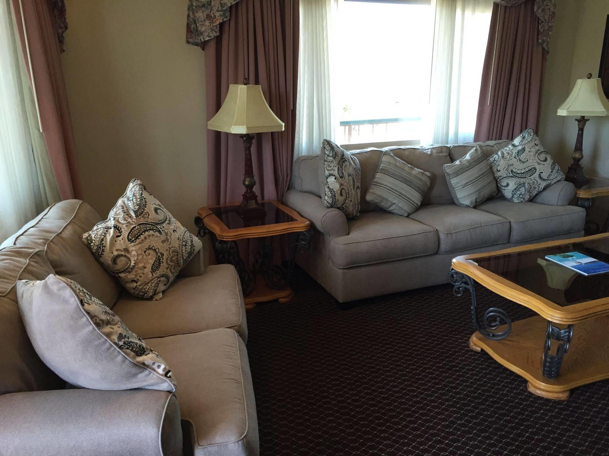 Oakridge Hotel 2*