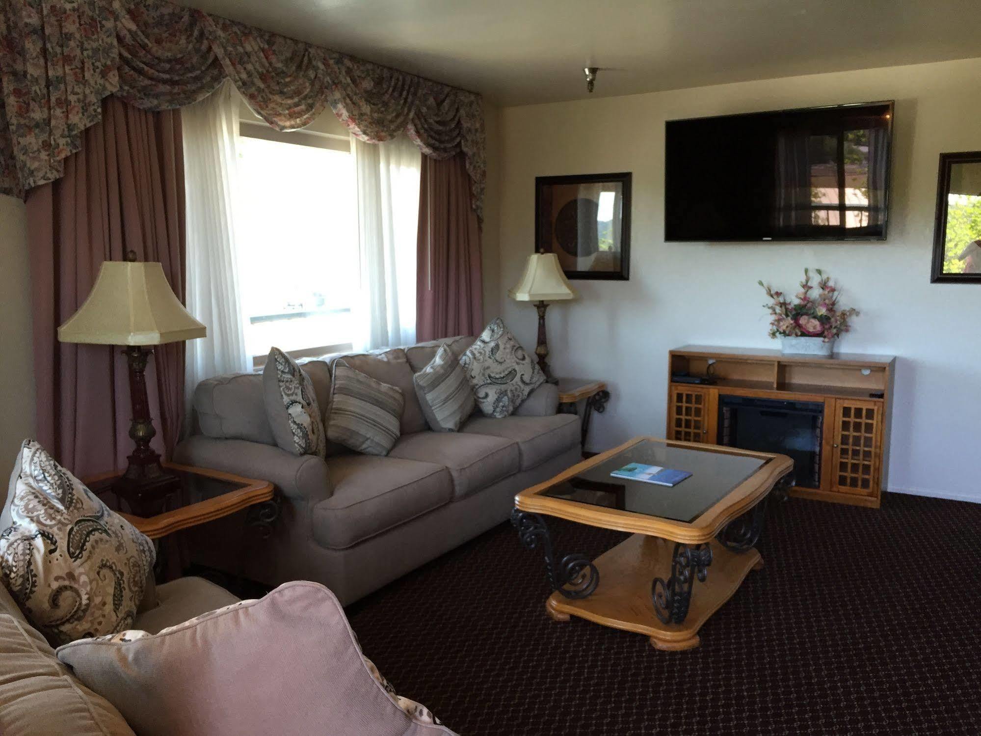Oakridge Hotel